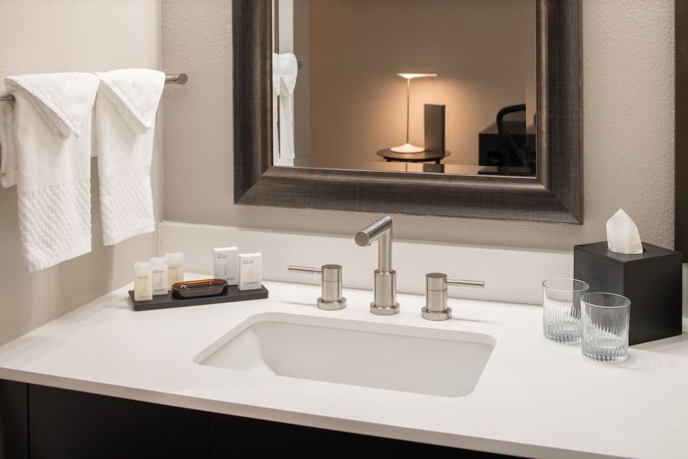 Embassy By Hilton Seattle - Tacoma International Airport Hotel Tukwila