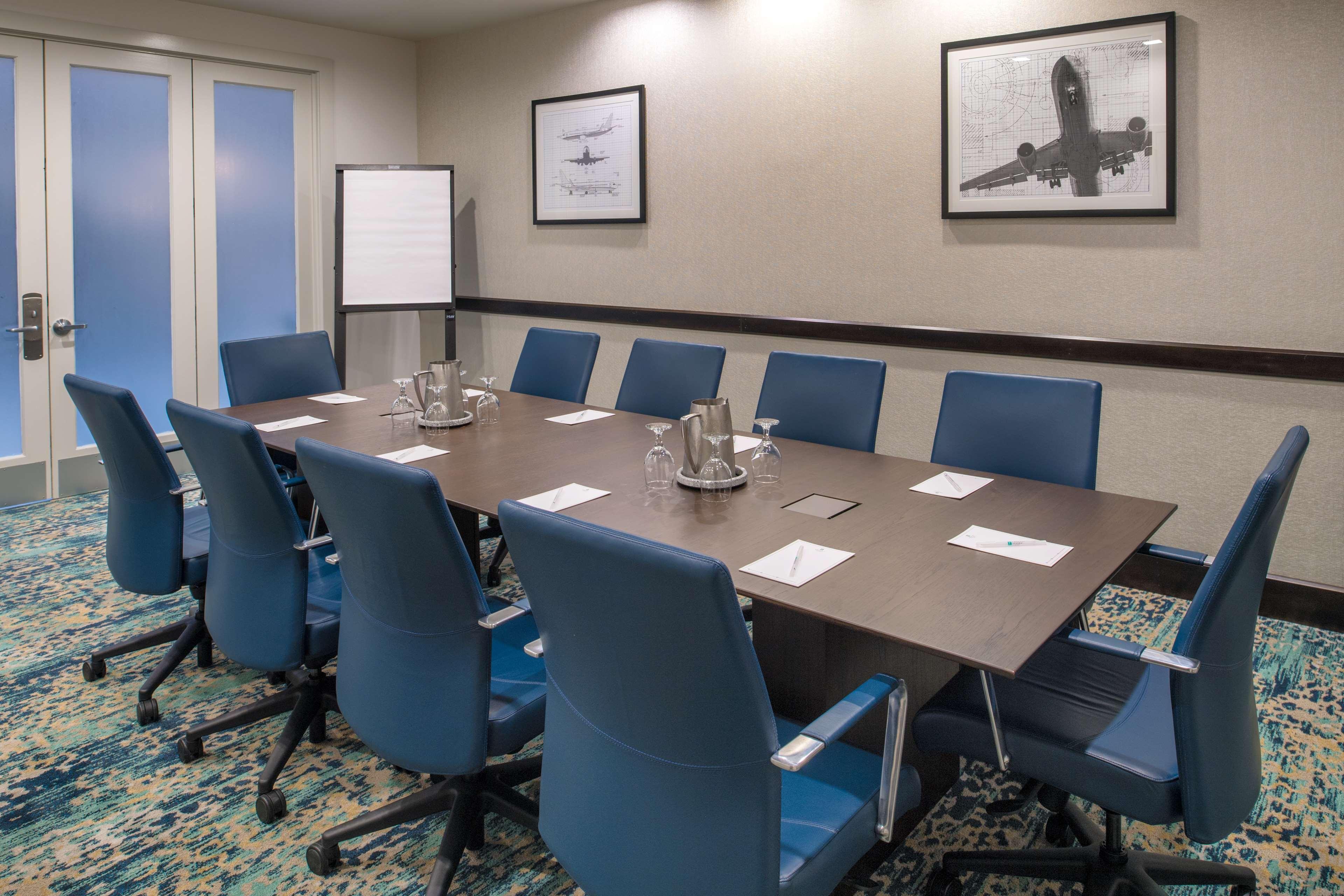 Hotel Embassy By Hilton Seattle - Tacoma International Airport 3*