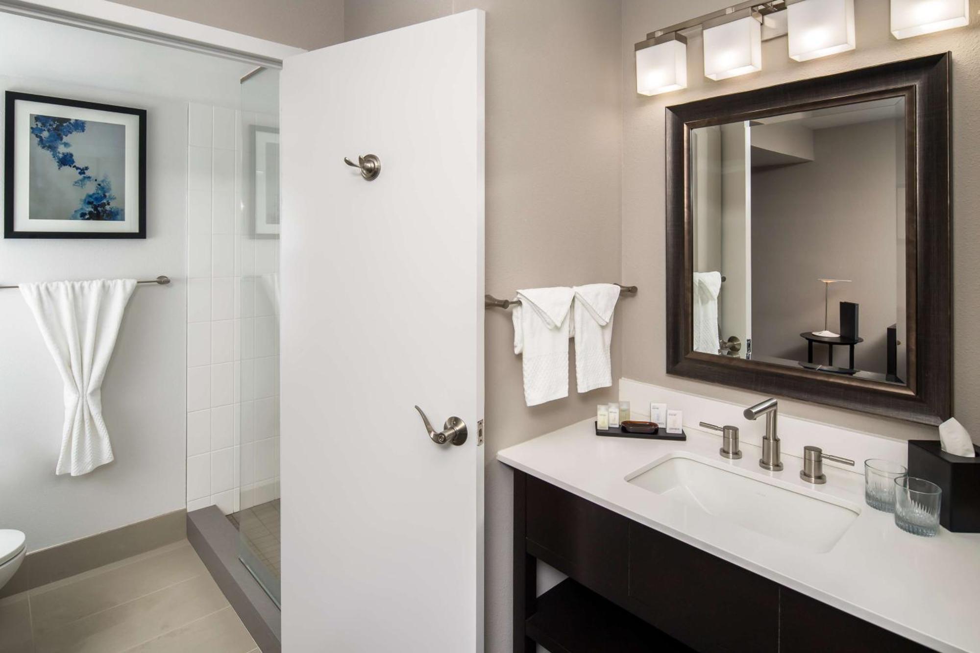 Hotel Embassy By Hilton Seattle - Tacoma International Airport