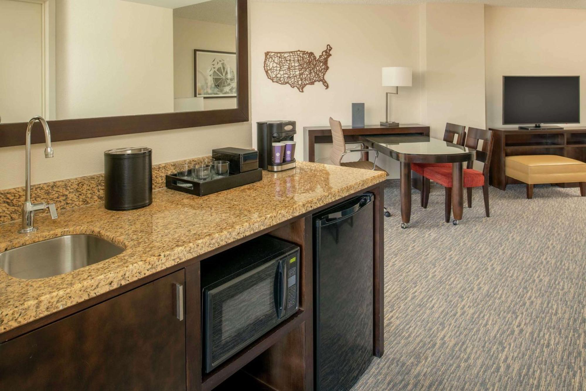 Hotel Embassy By Hilton Seattle - Tacoma International Airport 3*